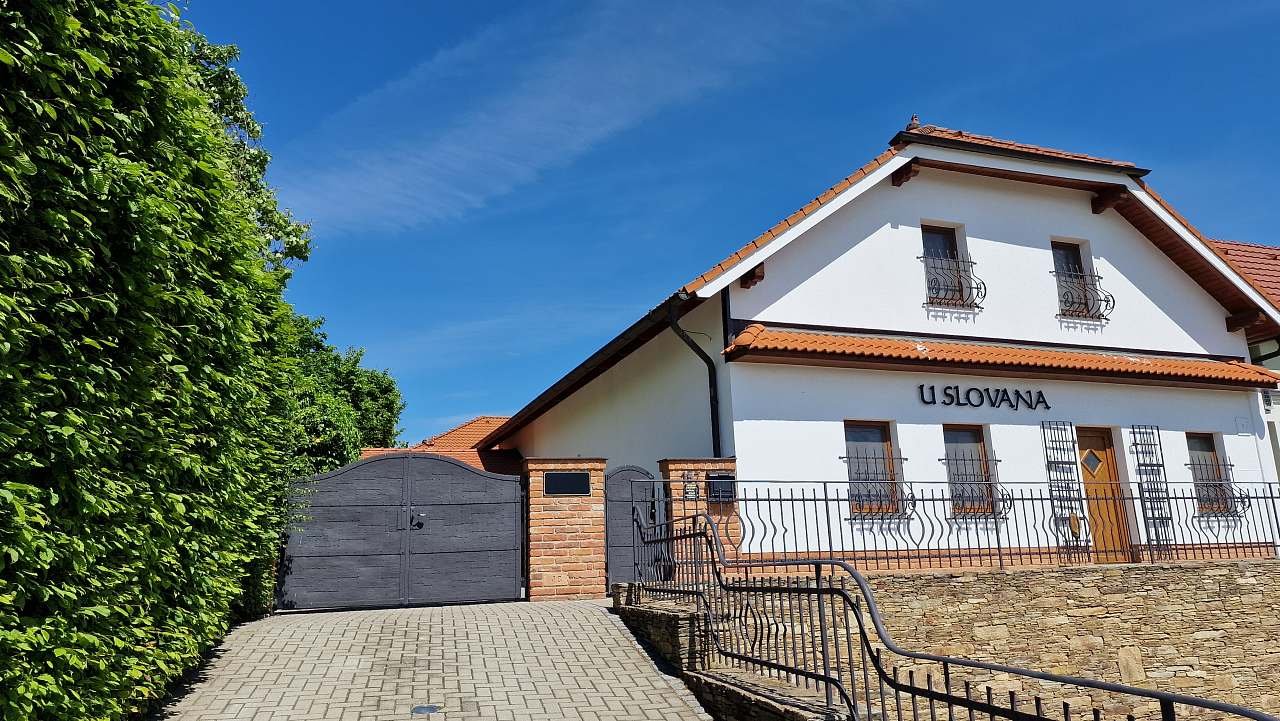 Průčelí Usedlosti u Slovana v Tvořihrázi